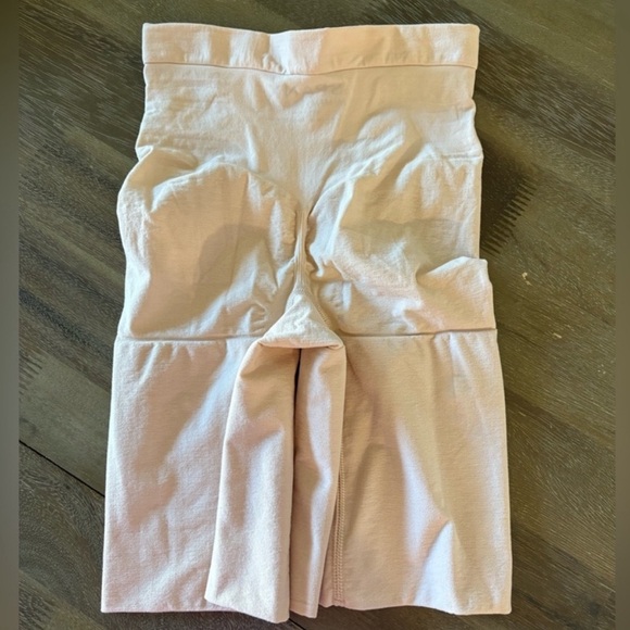 SPANXsculpt™ Seamless Power Mid-Thigh Short - Picture 6 of 6